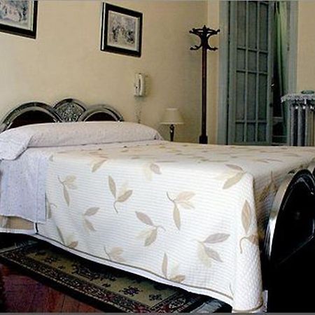 Hostal Delfina Madrid Ngoại thất bức ảnh