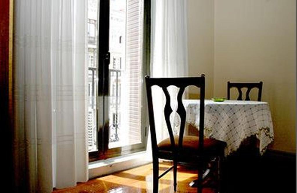 Hostal Delfina Madrid Ngoại thất bức ảnh