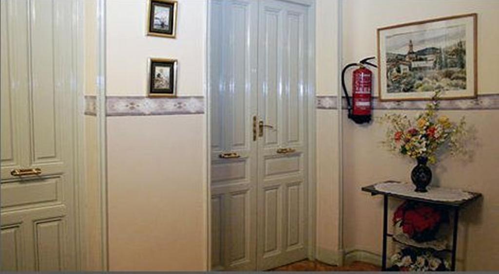 Hostal Delfina Madrid Ngoại thất bức ảnh