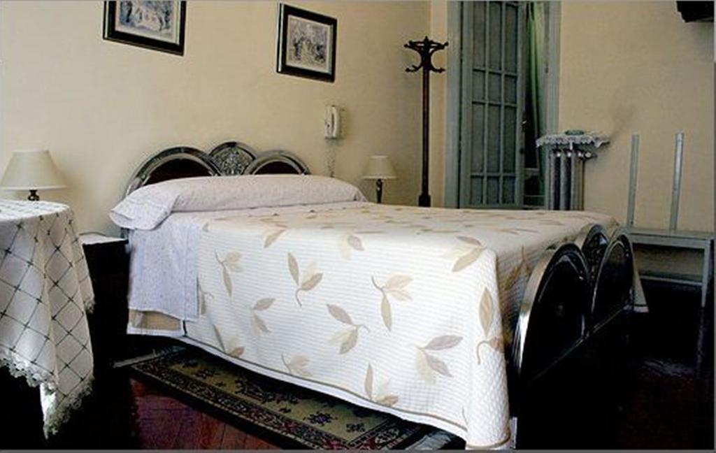 Hostal Delfina Madrid Ngoại thất bức ảnh