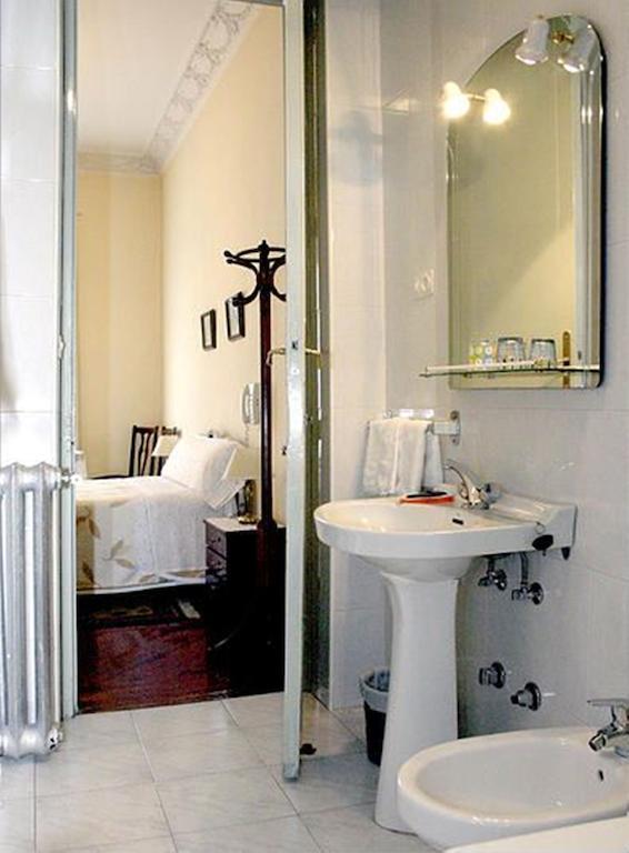 Hostal Delfina Madrid Ngoại thất bức ảnh